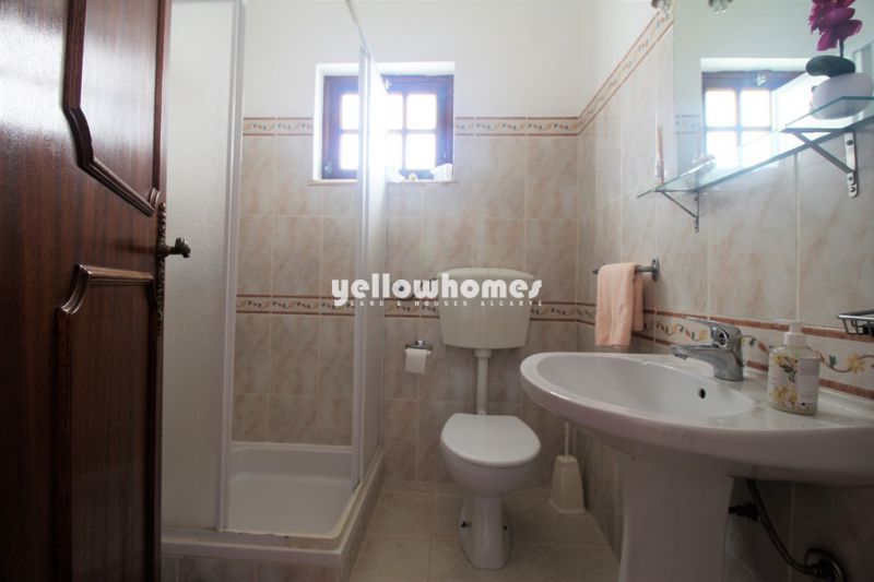 Espaçosa e tradicional moradia V5 perto dos Olhos de Agua